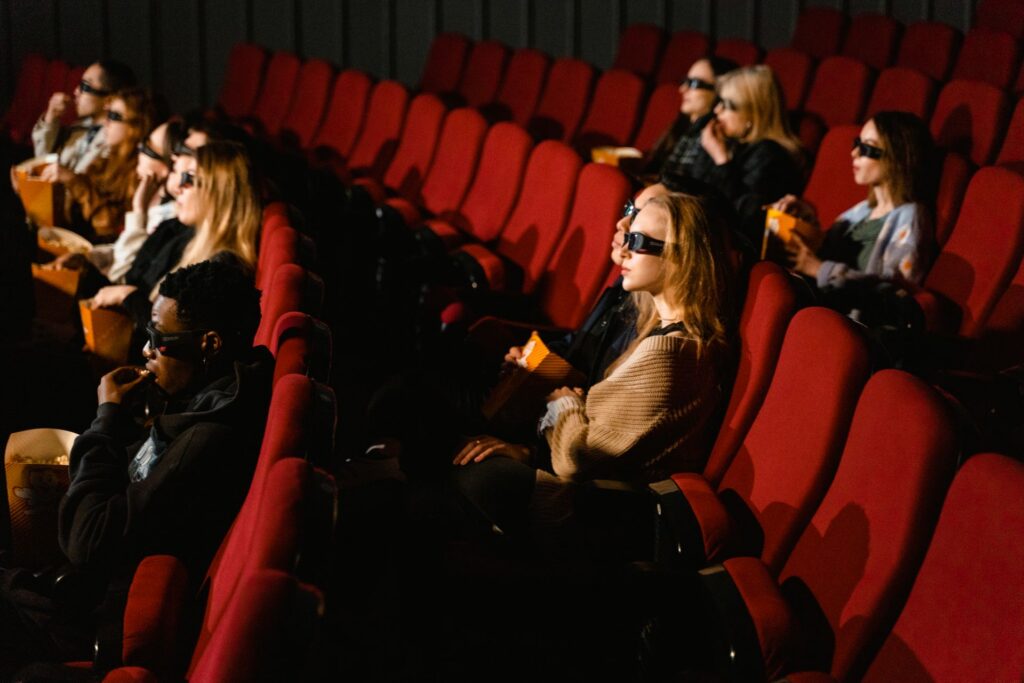 Plateia assistindo a um filme no cinema