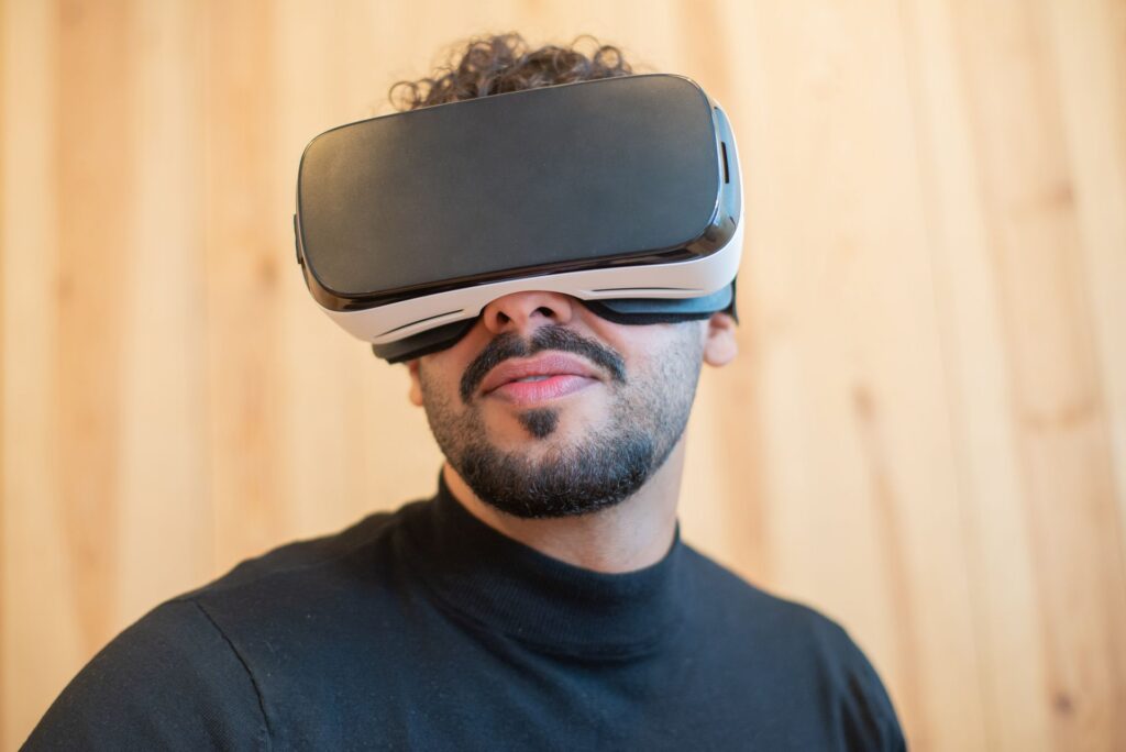 Homem usando headset de realidade virtual preto