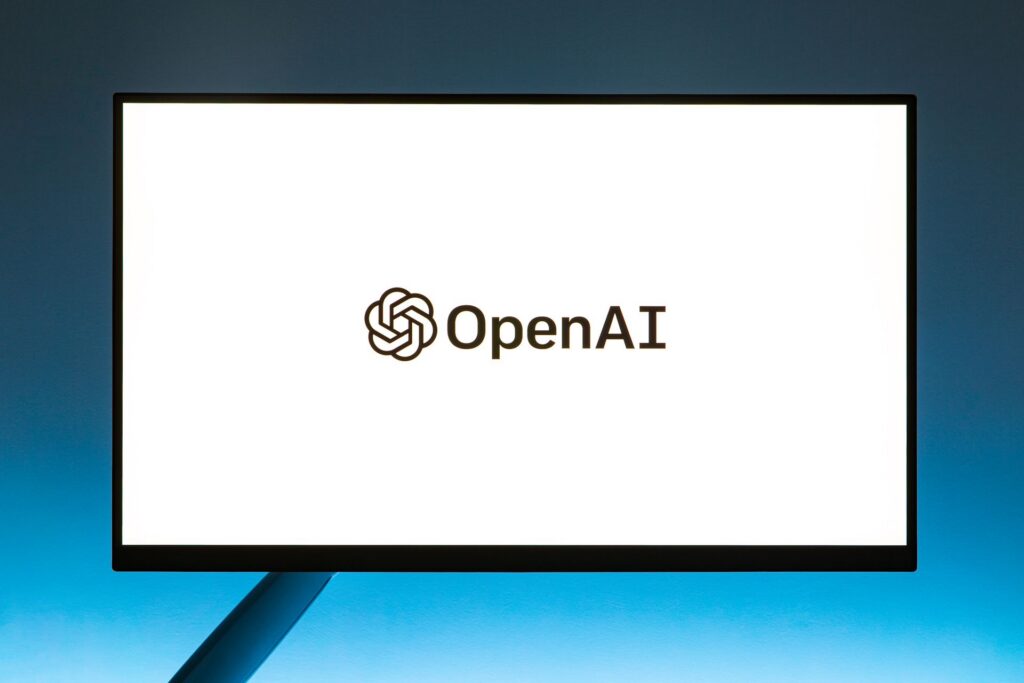 Monitor exibindo o logotipo da OpenAI